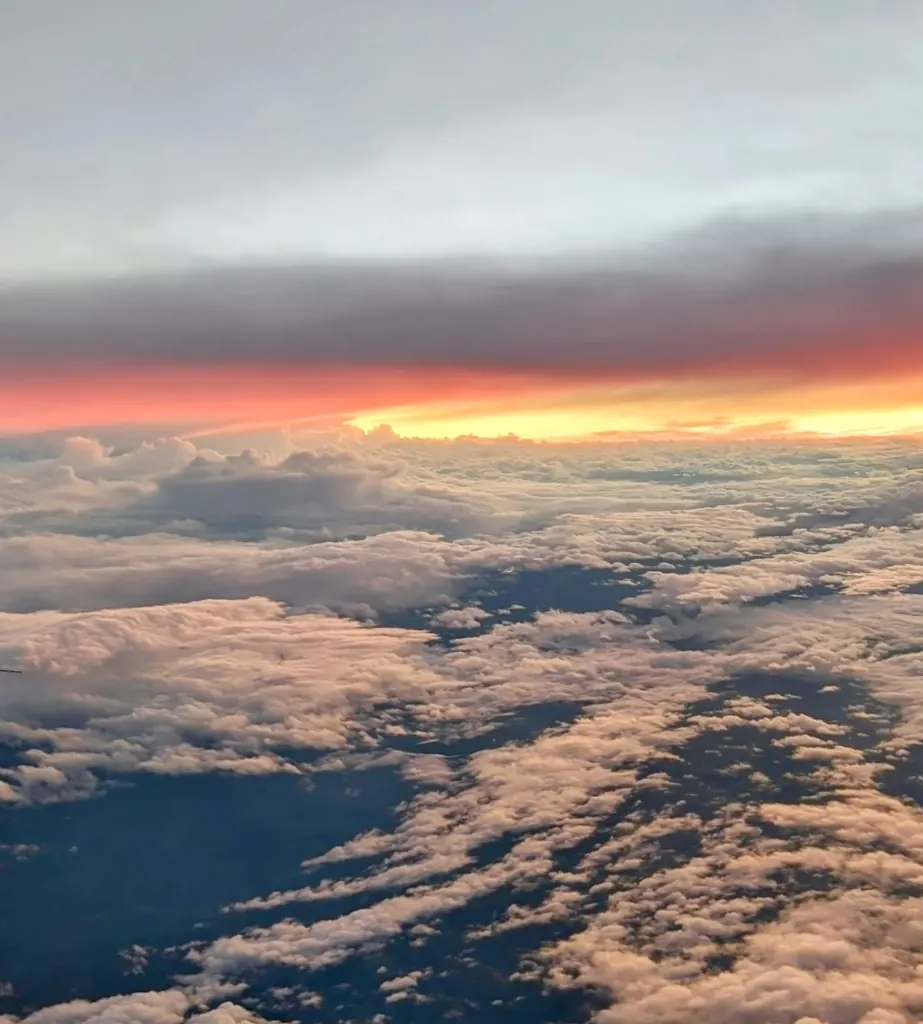Mar de nubes iluminado por la puesta de sol