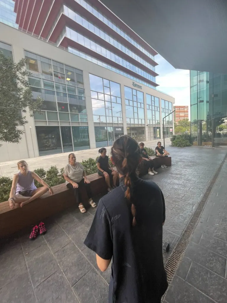 Nadia Herrero dirigiendo una sesión al aire libre