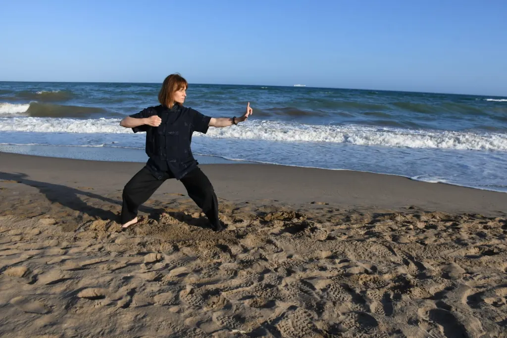 Practicante de QiGong a la orilla del mar